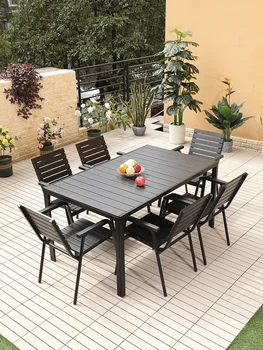 De plastic în aer liber și mese din lemn și scaune curte masa în aer liber grădină în aer liber, balcon, cafenea, mese si scaune